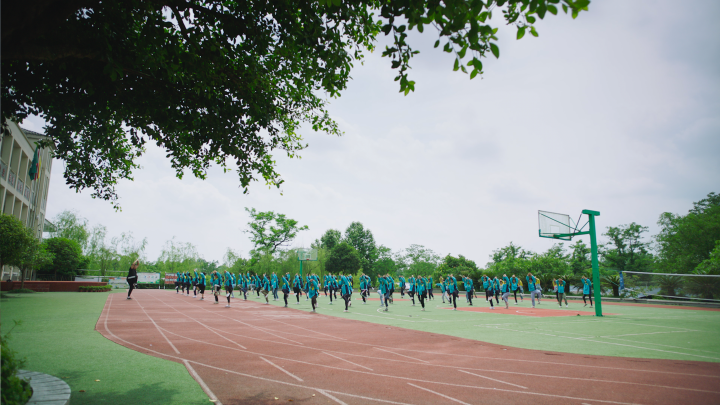 宝兴故事荟插图10（柳河小学学生练习武术）.png