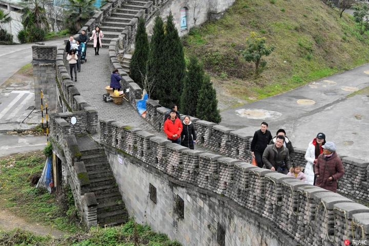 重庆有个"迷你长城"!长仅100米,游客需通过悬空索道进入