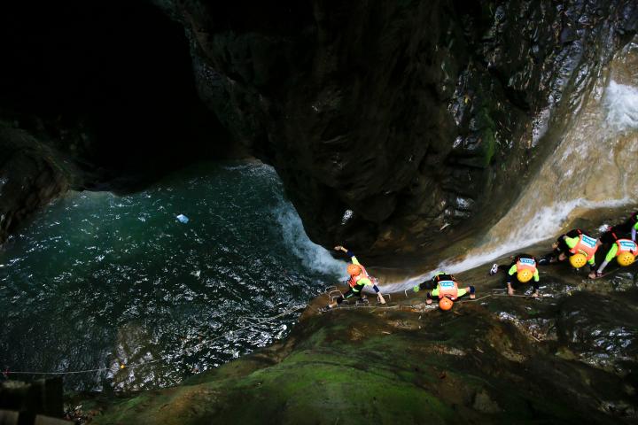 北碚金刀峡景区,游客参与溪降活动。北碚区委宣传部供图 华龙网发.jpg