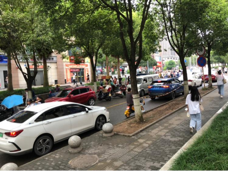 小区门口违章停放车辆导致交通拥堵