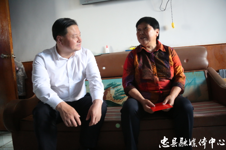 刘杉树走访慰问老党员-时政-忠县-新闻中心-忠州新闻网
