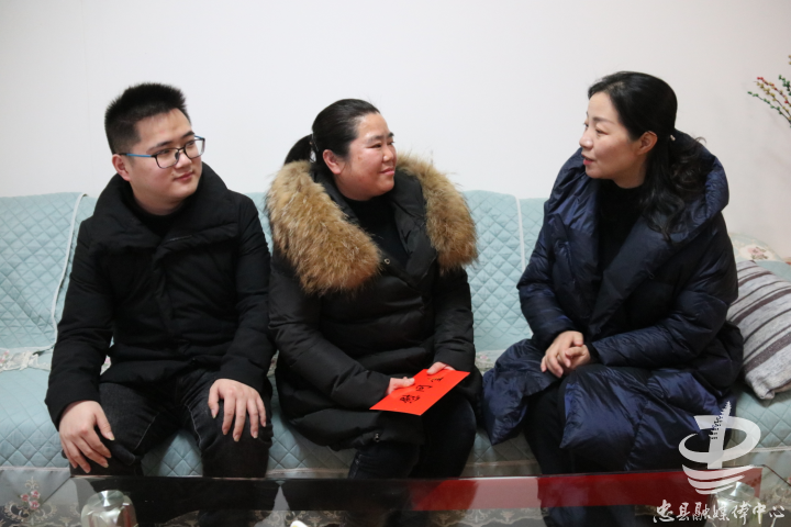 首页>新闻中心>忠县>时政>正文> 刘艳来到退休老干部颜其菊家中,与她