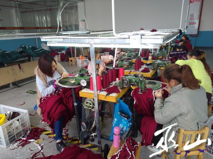 工人正在忙着加工服装。.jpg