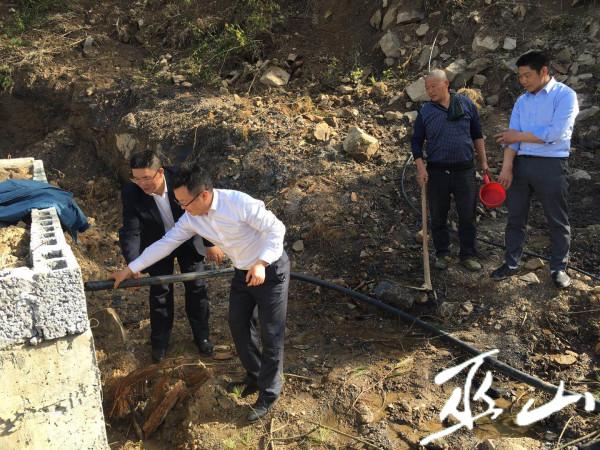 重慶農商行巫山支行干部與騾坪鎮干部尋找飲水源。.JPG