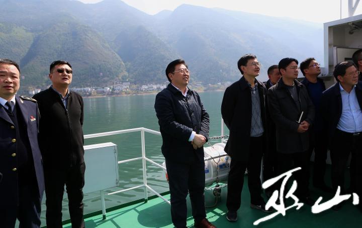 縣委書記李春奎在長江巡河。盧先慶攝.JPG