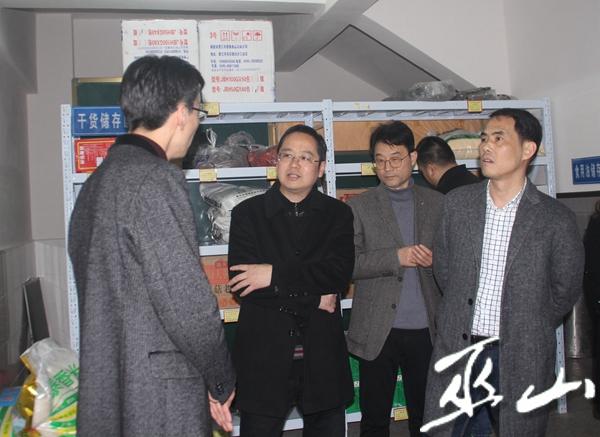 黃勇檢查學校食品安全管理情況。.JPG