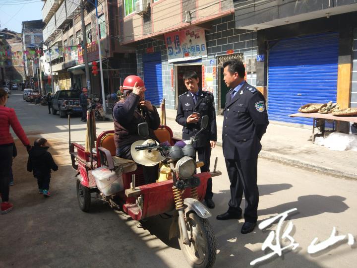 執法人員檢查三輪車。通訊員 寧中堯 攝.jpg