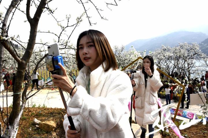 拍抖音的美女们。记者 王?#19968;?#25668;.JPG