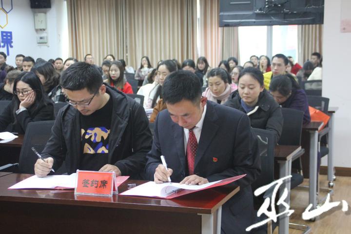 医院与科室签订党风廉政建设责任书。.JPG