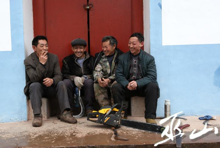 骆运华惬意地抽着香烟。卢先庆摄.JPG