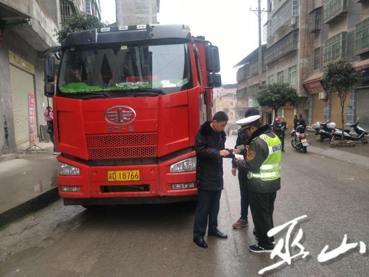 執法人員檢查貨車。通訊員 寧中堯 攝.jpg