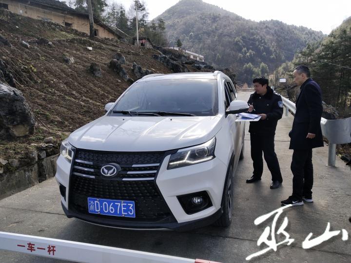 工作人員登記車輛及駕駛人信息。.jpg