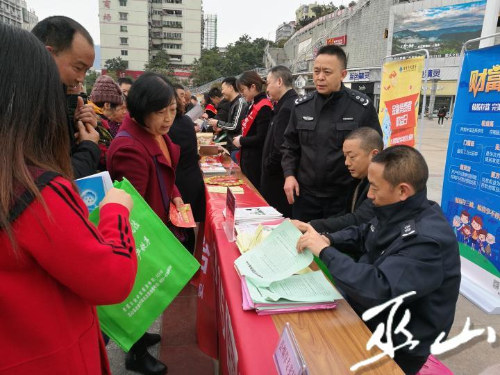 现场讲解农资打假知识.jpg