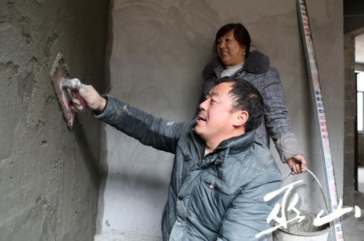 高大友正在装修农家乐。卢先庆摄.JPG
