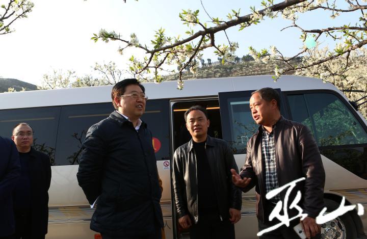縣委書記李春奎在曲尺鄉指導生態產業發展。盧先慶攝.JPG