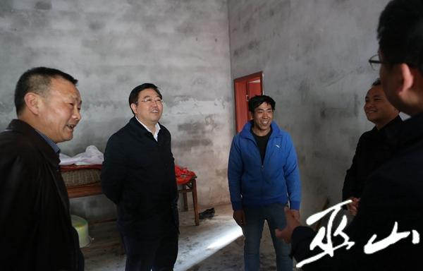 縣委書記李春奎看望貧困戶姚元香。盧先慶攝.JPG