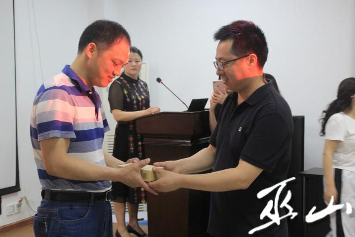 為盲人朋友贈送聽書機。.JPG