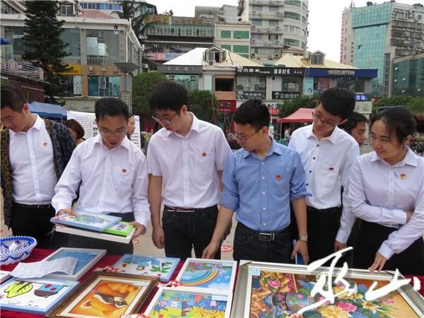 支行的團員青年們現場選購義賣工藝品。.jpg