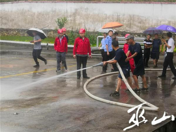 學習消防水槍使用方法。.jpg