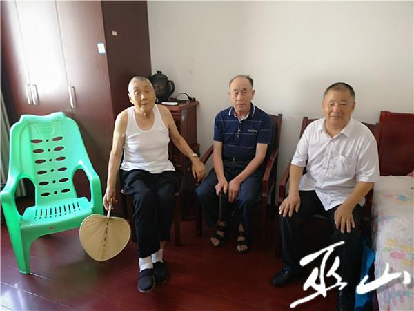 手拉手、看戰友2.jpg