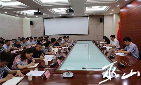 李春奎主持召開縣委統一戰線工作領導小組會議.盧先慶攝.JPG