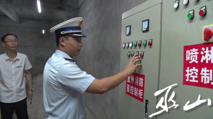 大隊監督檢查人員檢查消防泵控制柜運行情況。通.jpg