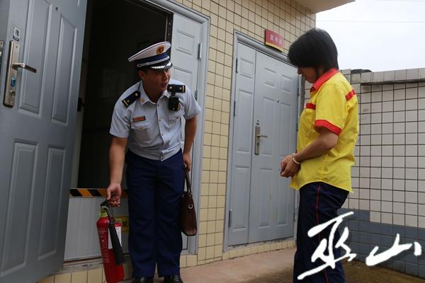 大隊檢查人員了解滅火器配備情況。.jpg