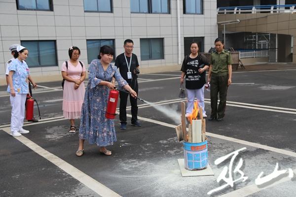 灭火演练。通讯员 谭冰心 摄.jpg