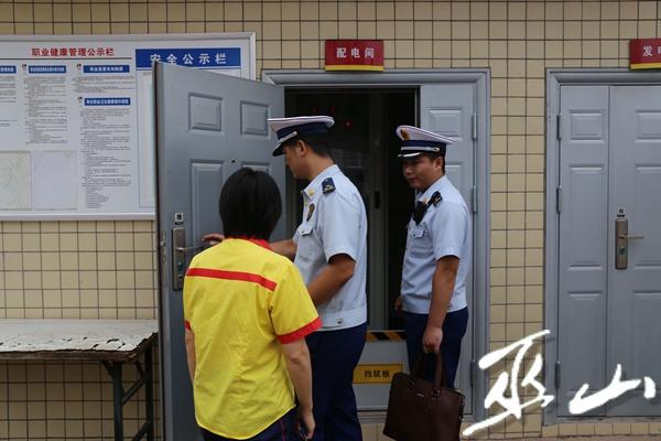 大隊檢查人員檢查配電間消防門。.jpg