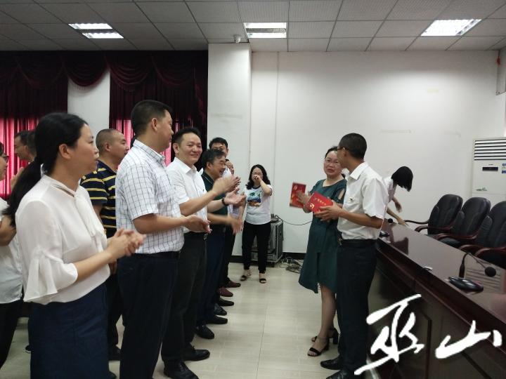 集体过党员“政治生日”.jpg