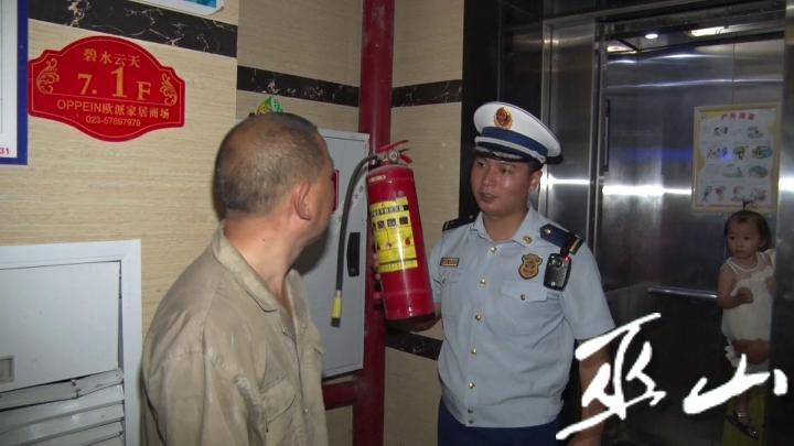 大隊監督檢查人員檢查樓棟滅火器配備情況。通訊員 譚冰心 攝.jpg