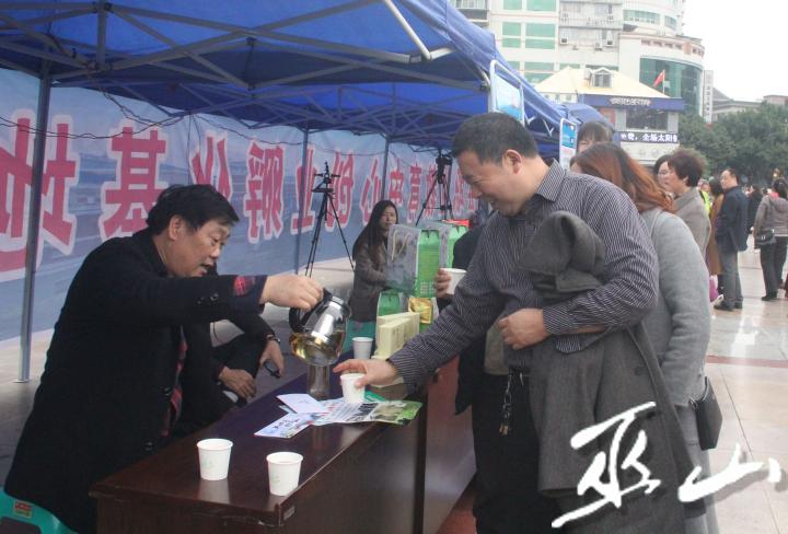 该基地入驻的企业开展产品推介。.JPG
