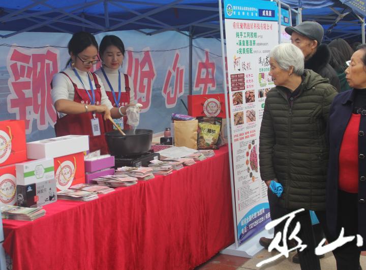 基地入驻的企业介绍产品。.JPG