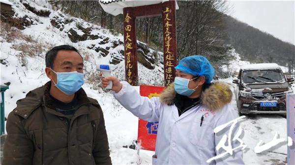 邓家土家族乡，医务人员为过往村民测体温.jpg