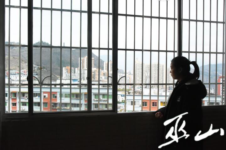 2月7日,楊夢涵在窗戶眺望媽媽回家的路.JPG