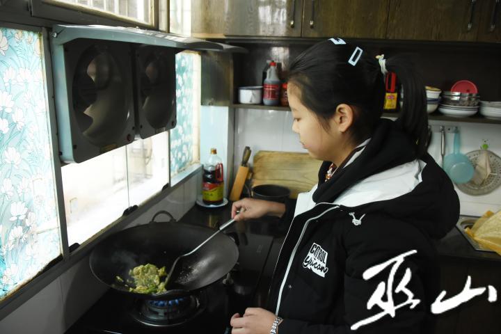 小夢涵在炒菜。.JPG