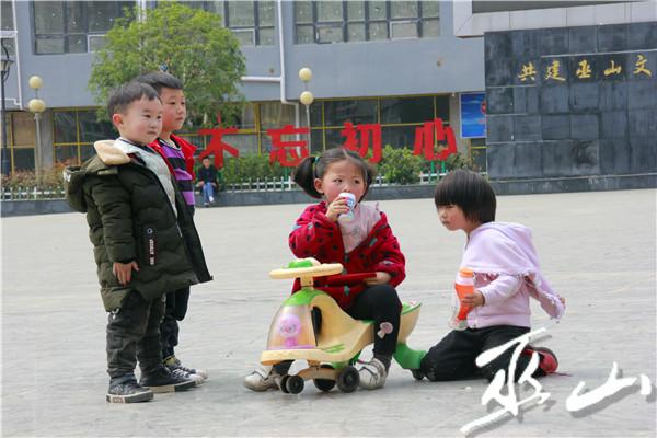 小朋友正在广场嬉戏玩耍.JPG