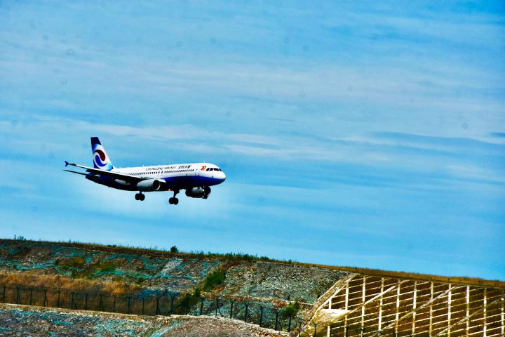 飞机降落巫山机场。.JPG