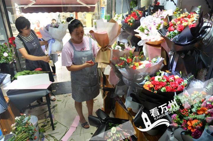七夕来临,万州各处花店准备大量鲜花,为"牛郎织女"营造浪漫氛围.