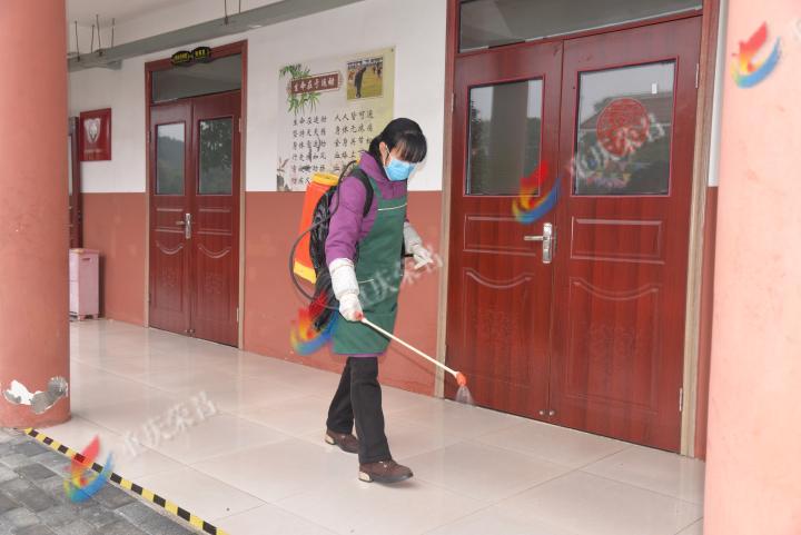 工作人员对敬老院公共区域消毒。.JPG