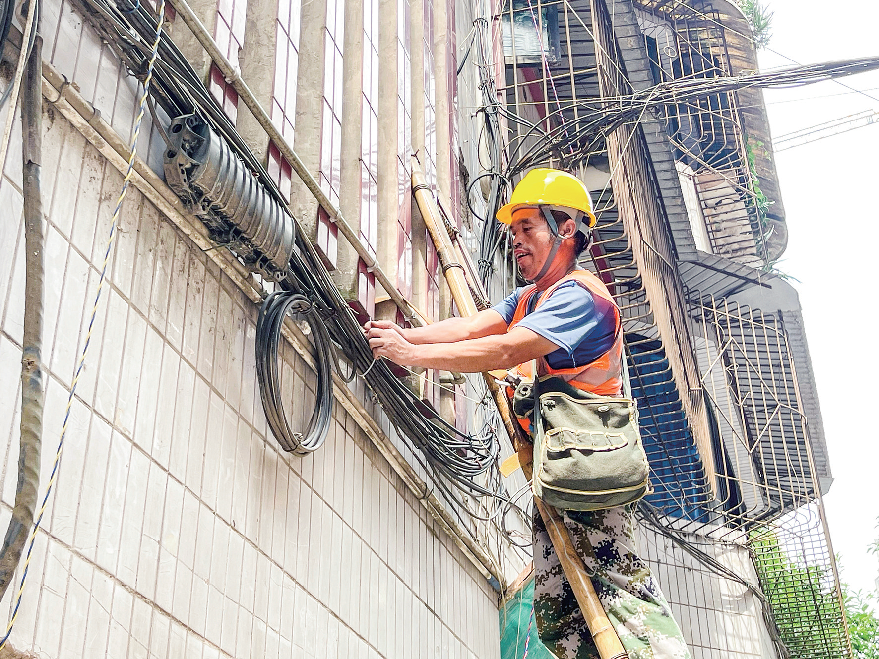 【创建全国文明城区】荣昌专项整治通信线缆“蜘蛛网”