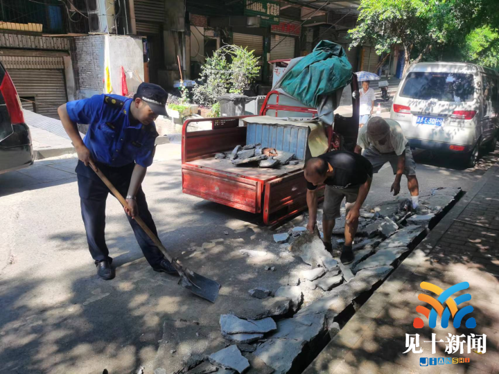 西彭镇开展大冲洗大擦拭大清理大扫除活动