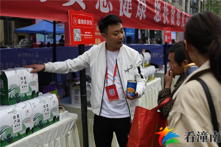 潼南县哪个镇人口多_...日暴雨导致重庆潼南多个乡镇受灾.图为18日晨,仍被洪水