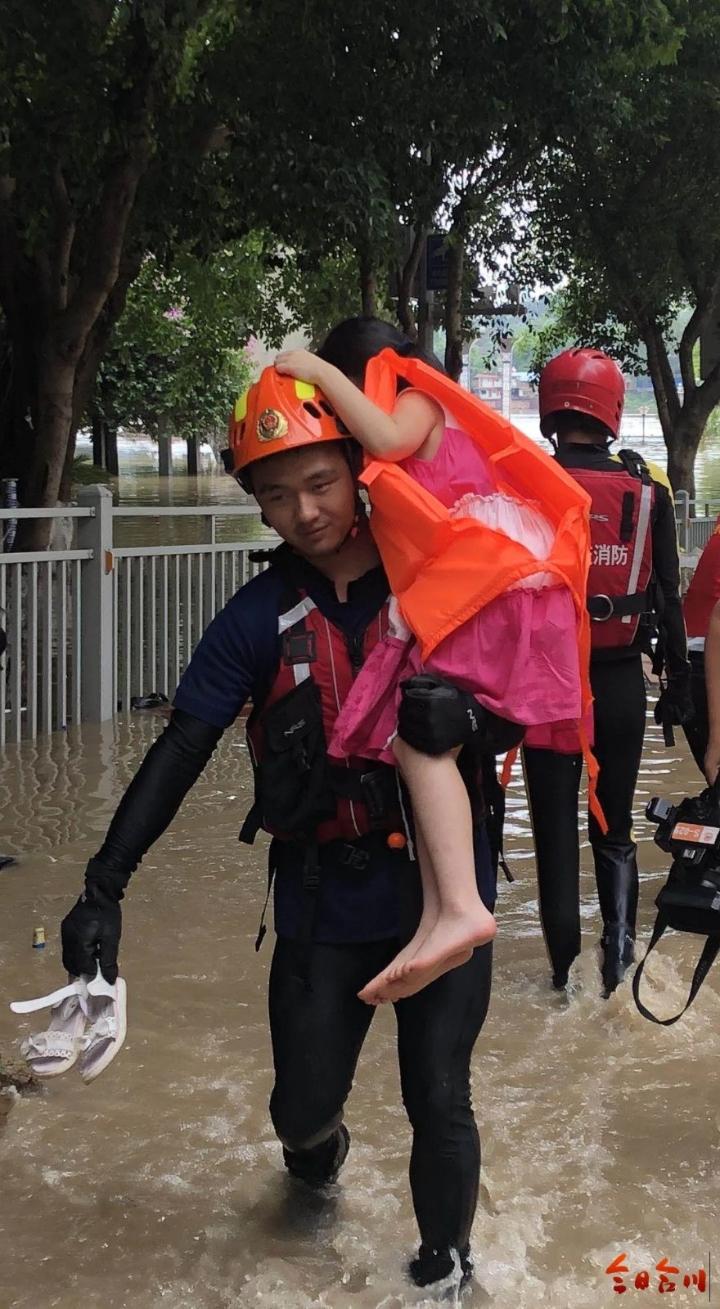 感动抗洪救灾中这些画面让人泪目