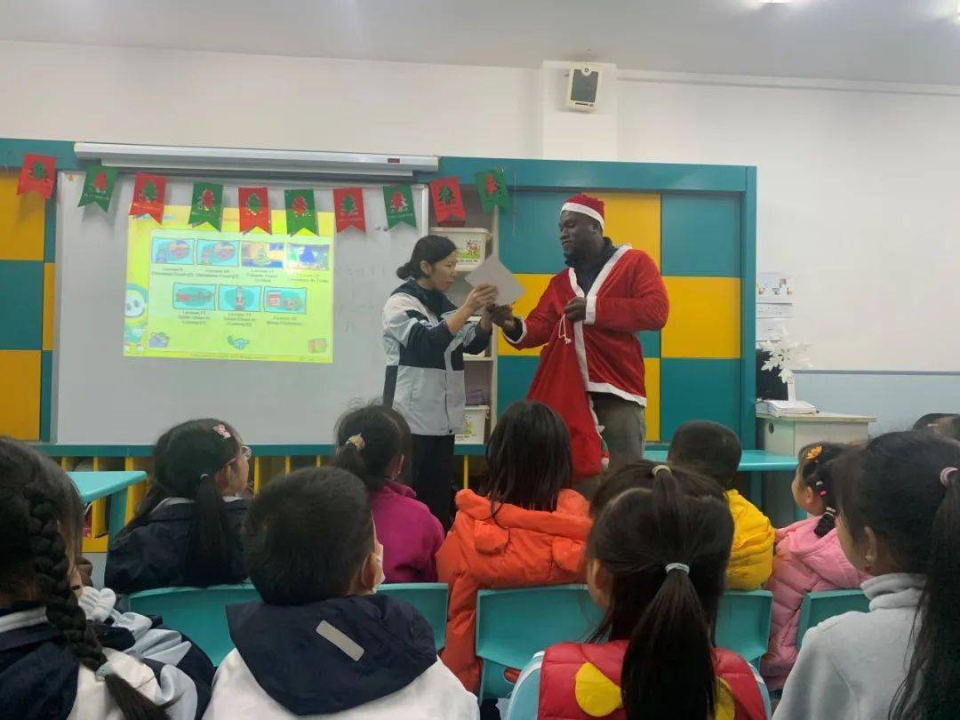 在才兒坊雙語幼兒園,英語教研室教師帶領學生與幼兒園教師進行了互動