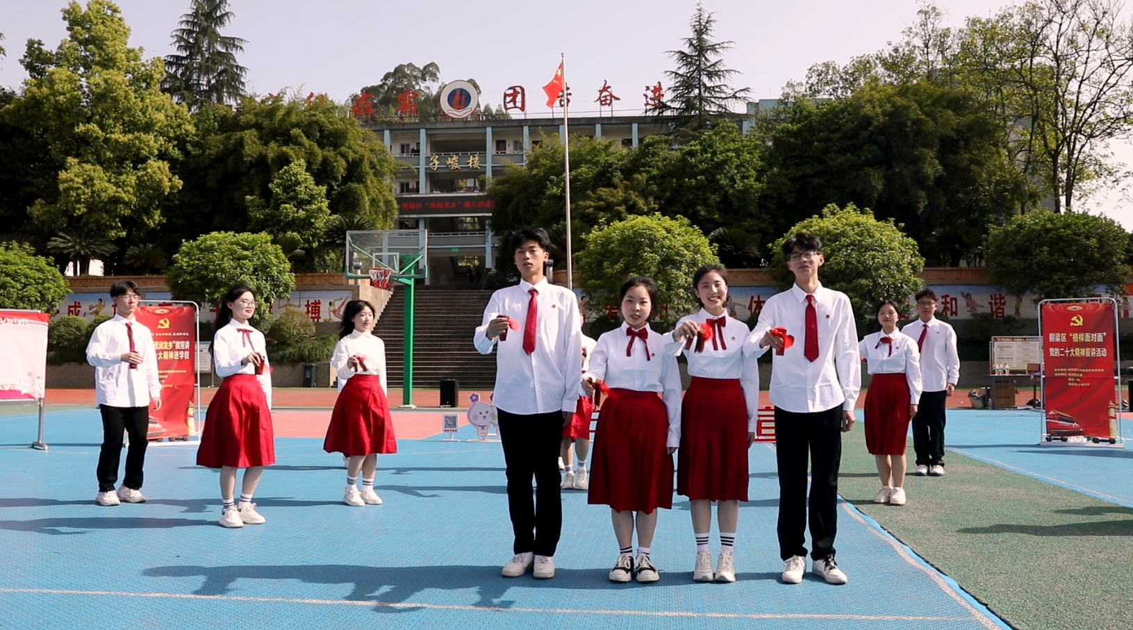 在关溅中学操场上,由铜梁一中"青语青说"学生宣讲团带来的朗诵节目