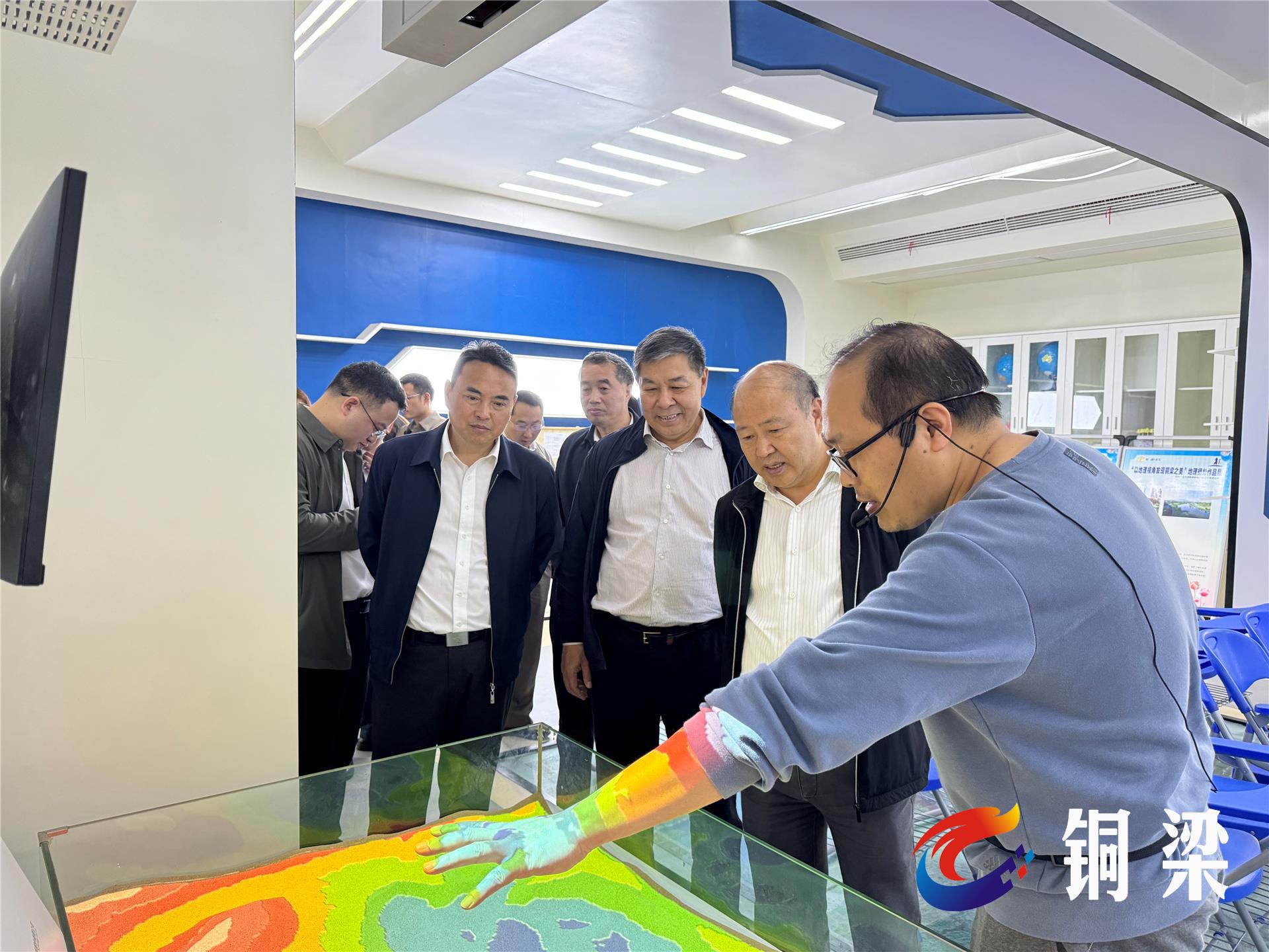 区人大常委会主任朱华伦,区人大常委会副主任龙其贤陪同调研.