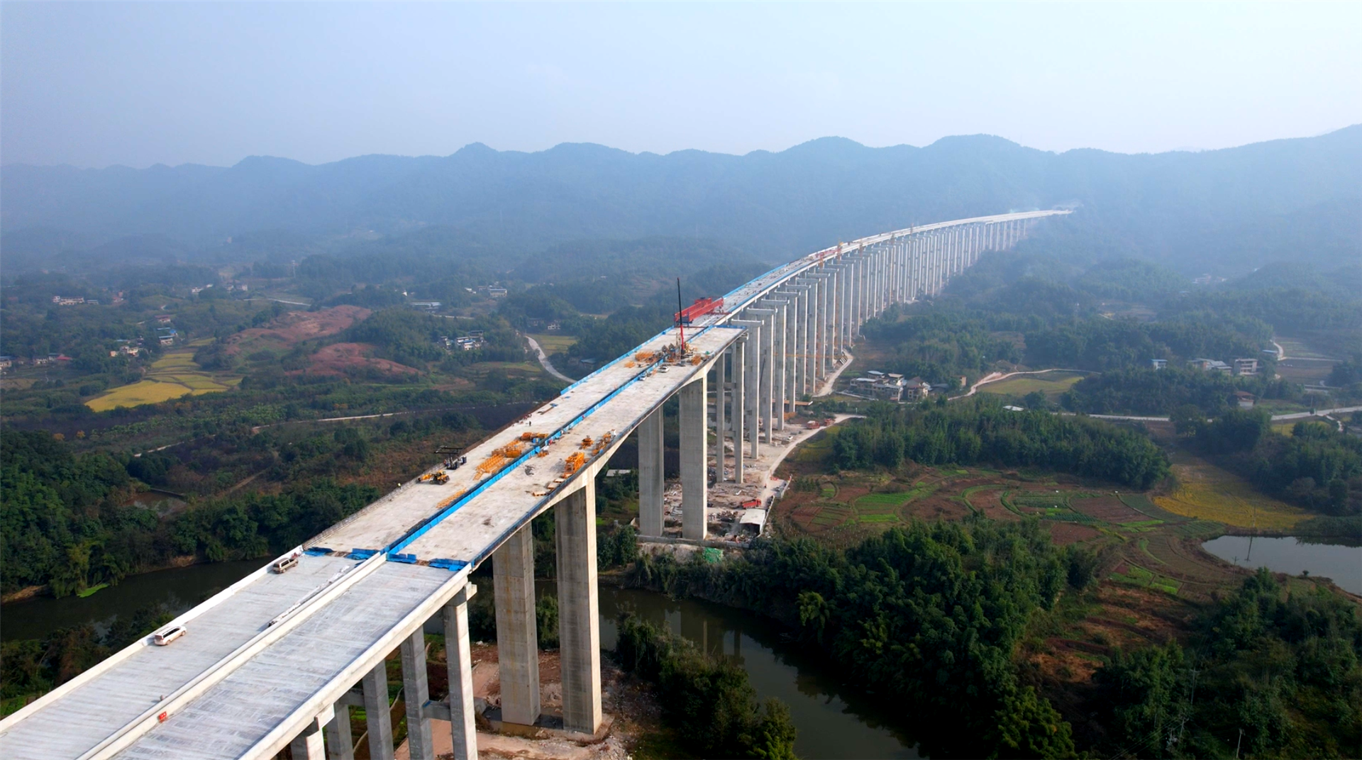 【唱好双城记 共建经济圈】渝遂复线高速小安溪特大桥右幅t梁架设