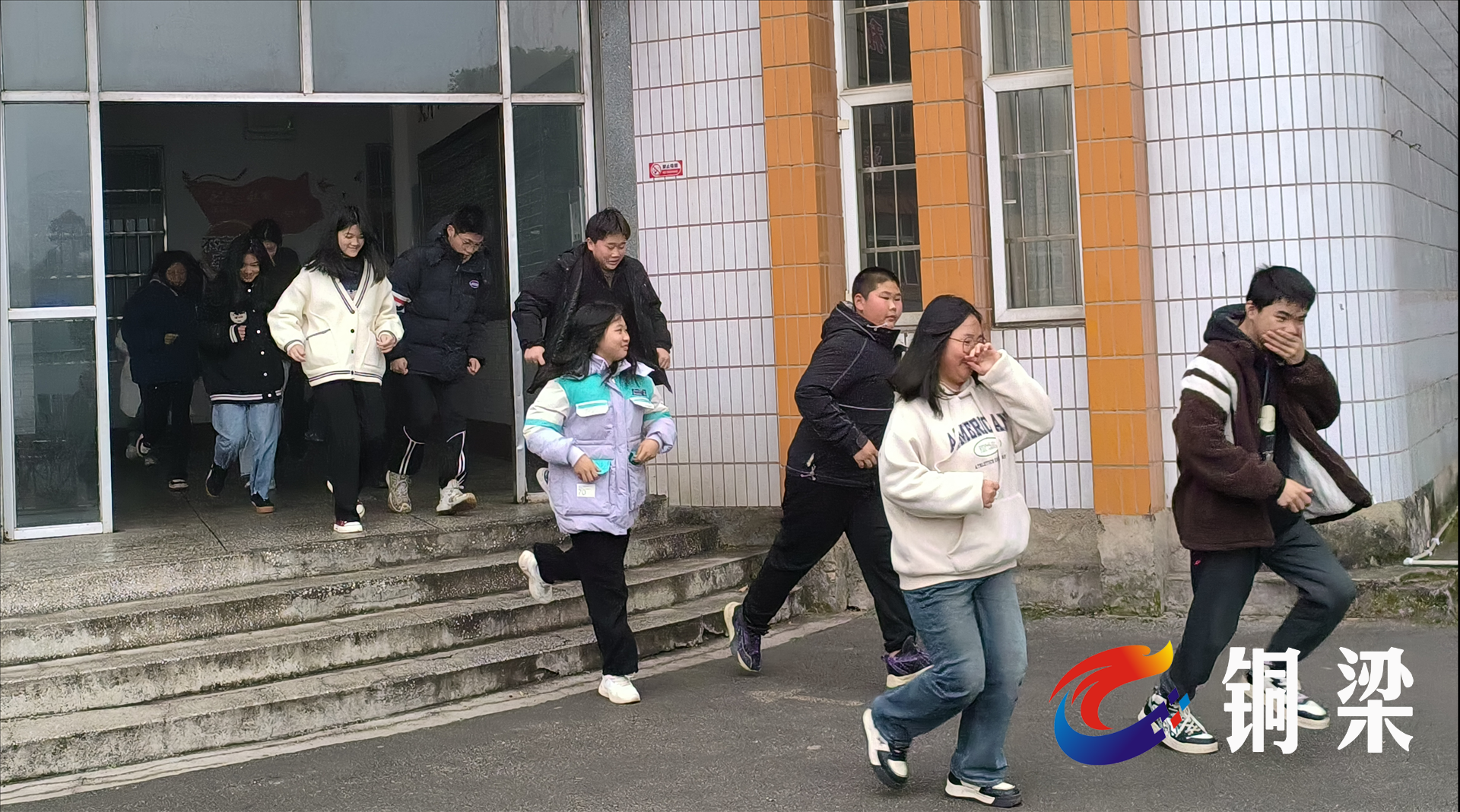 虎峰中学这场演练为师生筑牢"防火墙"——铜梁网