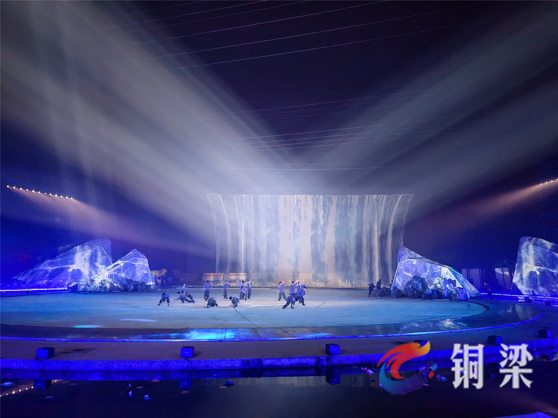 将传统非遗与现代叙事,现代科技相融合,以巴岳山为背景,玄天湖作舞台